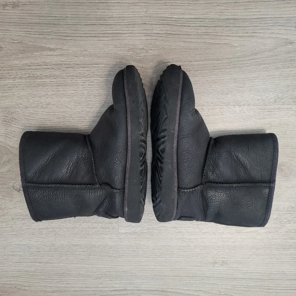 UGG Kids Classic Leather Boots Black Sheepskin Lined Cozy Casual Size 12